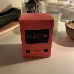Valentino Born in Roma parfym 30ml  - Säljer då jag fick två likadana. Paketet är öppnat men parfymen är helt oanvänd.