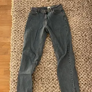 Tja, säljer mina grunt jeans, blås i storlek 27, street loose mid blue