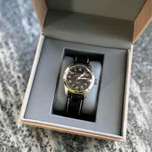 Hamilton khaki field 38mm - Säljer min klocka då jag inge använder den fick den som present Förstår ni klockor då vet ni vad det är för klocka 