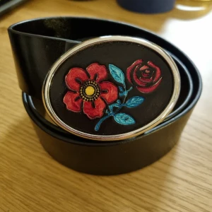 Vintage skärp  - Fint skärp med blomspänne. Storlek s-m. 