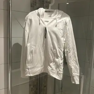 Nästintill oanvänd CP company zip hoodie i vit färg, storlek M, hör av er för fler bilder, original pris 3299, köpt i Örebro.