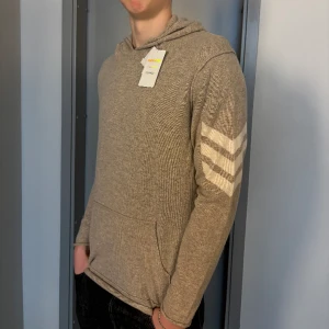 Zadig&voltaire hoodie (100% Kashmir) - Jag säljer denna snygga Kashmir tröjan från Zadig&voltaire. Hoodien är helt nya och taggsen finns kvar på den. Nypris på denna ligger kring 4500-6000. Storleken är M