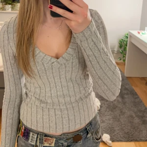 Tröja - Långärmad grå räfflad tröja. Väldig varm för att vara så tunn. Mycket bra skick, nästan ny💗