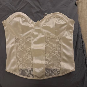 Korsett/linne - En söt topp med spetts (den har band men går även att vika ner, går även att justera)❤️jättesöt!!!!