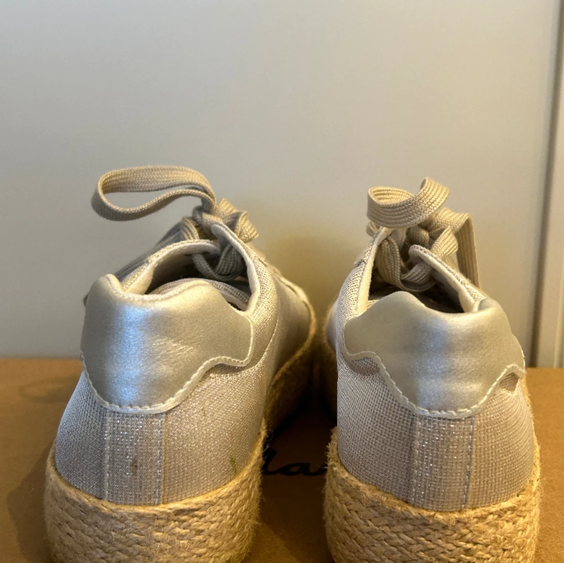 Silvriga sneakers - 91