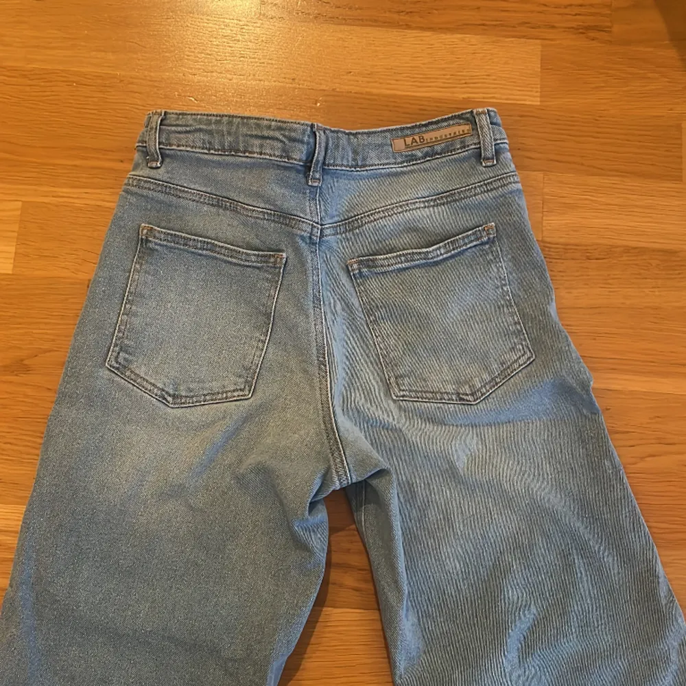 Raka/breda jeans i storlek 170 från Kappahl. Inte bästa skicket då hålet på högra benet har slitits upp lite men det är inget som syns, se på bild tre. Pris kan diskuteras💗. Jeans & Byxor.