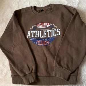 Brun sweatshirt  - Storlek S, inte använd mer än 4-5 gånger