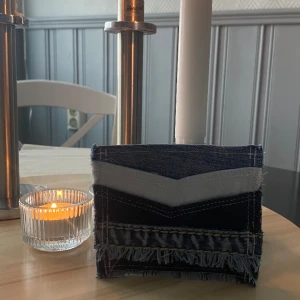 Plånbok - En handgjord plån bok gjort av 100% återvunnet material. Håll stilen uppe och bidra till en positiv miljöpåverkan. 🩵