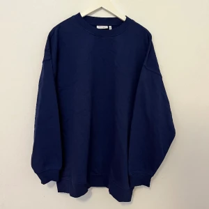 Weekday oversized sweatshirt  - Väldigt oversized sweater  Oanvänd utan prislapp  Sitter mycket större än M