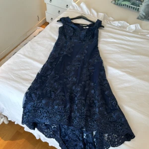 Balklänning  - Klänningen är köpt från bubbleroom i storlek M och har använts enstaka gångener. Passar super bra som balklänning och även på studentskivor. 