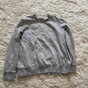 Skön vanlig grå calvin klein tröja. Lite oversized, sitter som en M