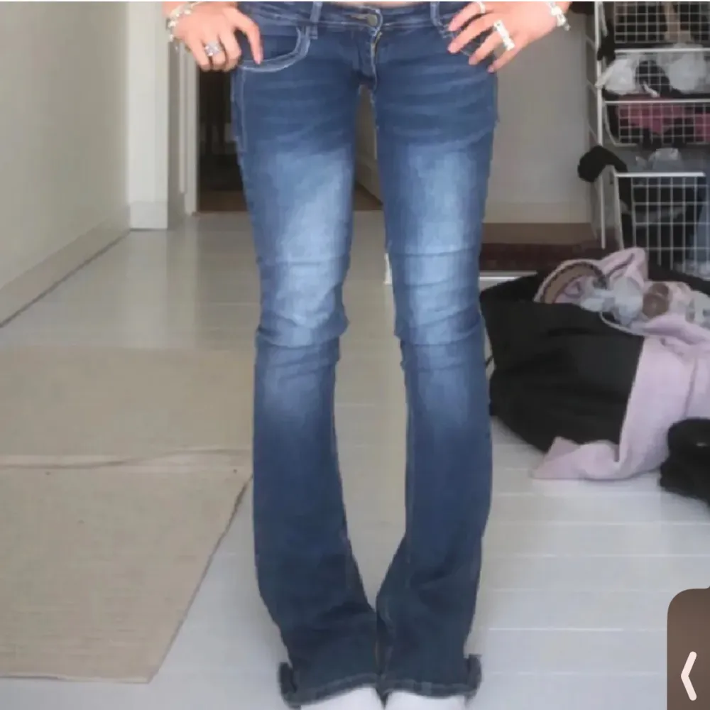 Ett par lågmidiade jeans . Jeans & Byxor.
