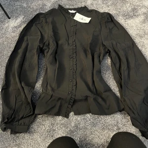 blus dam  - helt ny blus från ellos. helt oanvänd med prislapp och påse kvar. stolek 42 men är liten i stoleken. nypris 399.