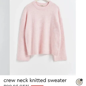 Stickad tröja - Så fin ljus rosa stickad från gina Tricot som är helt slut💕 stor i storlek så passar S-L beroende på hur man vill att den ska sitta ☺️
