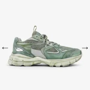Säljer dessa smutsgröna Arigato Sneakers som är köpa sommarn 2023. De är i väldigt bra skick då jag inte använt dem särskilt mycket. De är ganska små i storleken så skulle säga att det passar en 37 också! 🩷Nypris 3500kr. 