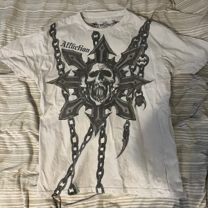Affliction T Shirt - Typ alla rhinestones är borta men den är fof väldigt bra skick 