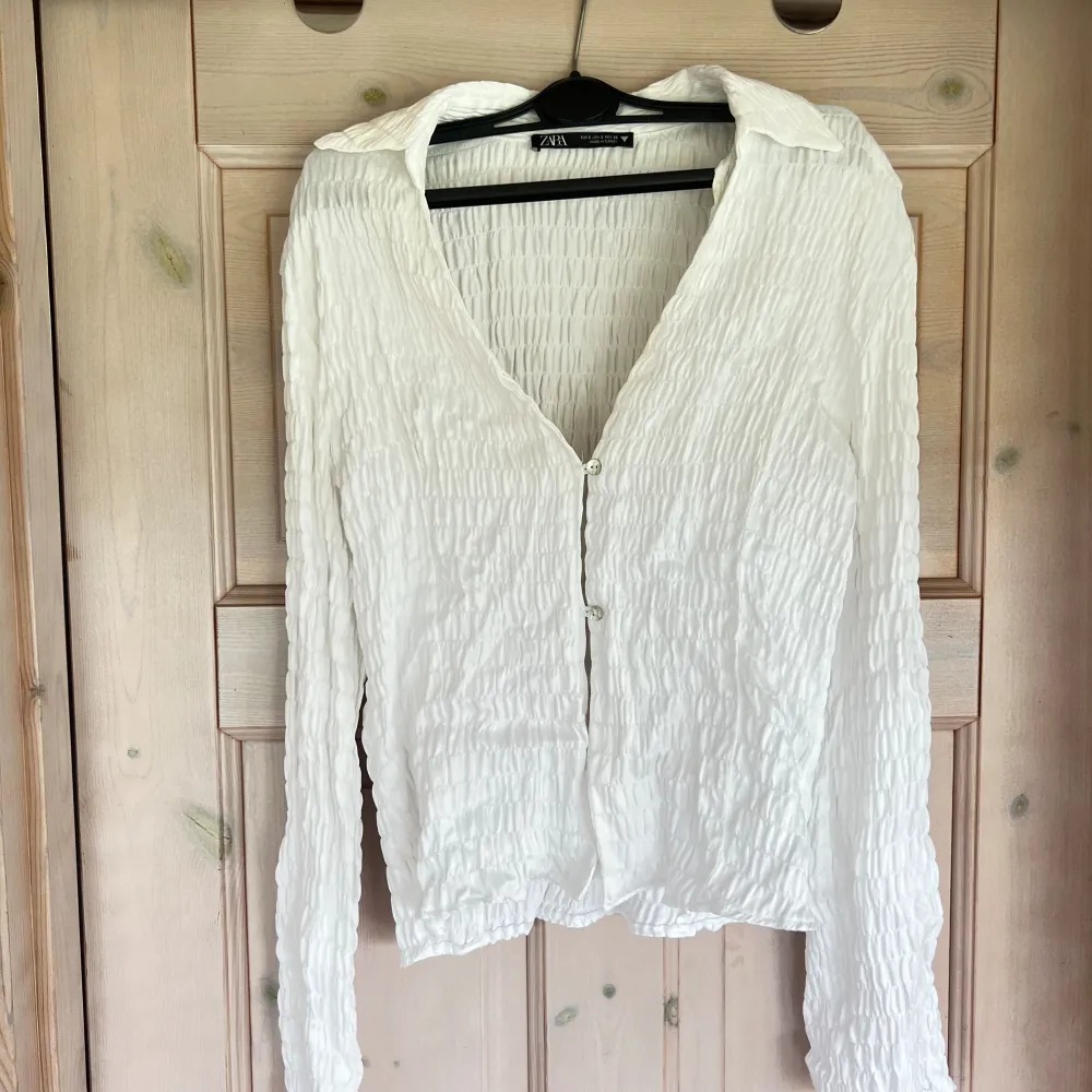 Säljer denna as snygga skjort/tröjan från Zara🌸Den är i storlek S, och finns inte kvar att köpa på Zara. Den är i nyskick då den endast är använd en gång. Perfekt nu till våren, så fin vit och fräsch färg!!🥰. Toppar.