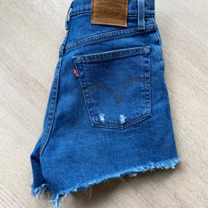 Levis shorts - Ribcage shorts från Levis storlek 26, jag är inte helt säker men jag tror det motsvarar ganska små S det går att googla fram exakta mått. ☀️ köpta för ca 600:-