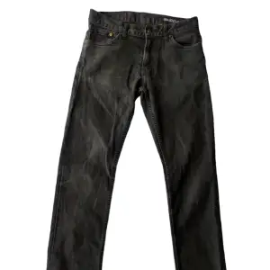 Ett par svarta Crocker Jeans slim från JC i mycket fint skick. Strl W28/L34 
