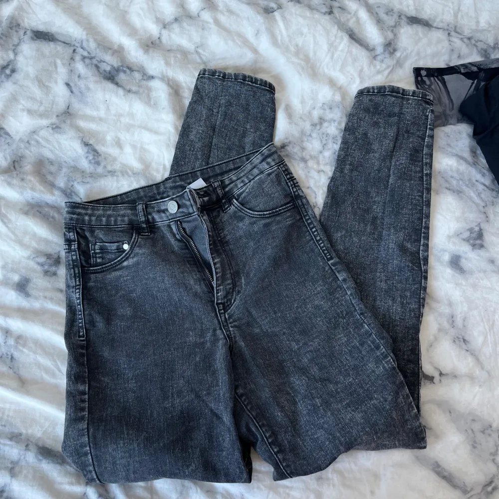 Tighta, fina jeans från H&M i storlek 160.. Jeans & Byxor.