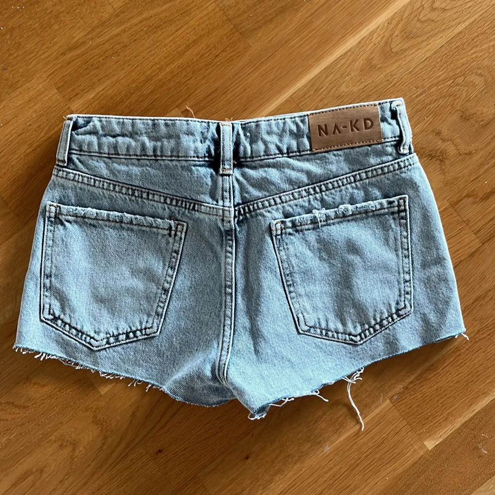 Säljer dessa så snygga jeansshortsen pga att dom är för små för mig. Köpte förra sommaren men fick aldrig användning av dom så de är endast testade. Midwaist, strl 36 men jag tycker att de är små i storleken. Shorts.