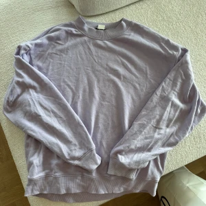 Lila Sweatshirt - Baby lila sweatshirt från Monki. Använd, men bra skick! Färgen gör sig inte rättvis på bild, den är super fin 💕.