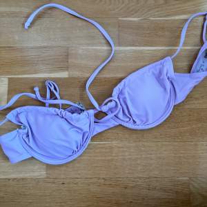 Bikini top in purple Says size M recommended for an S  Unworn