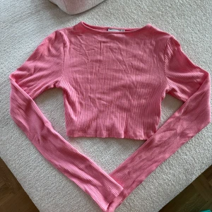 Rosa Långärmad Tröja - Rosa bubbelgum långärmad magtröja. Älskar!! 💥💕 Använd en gång! 
