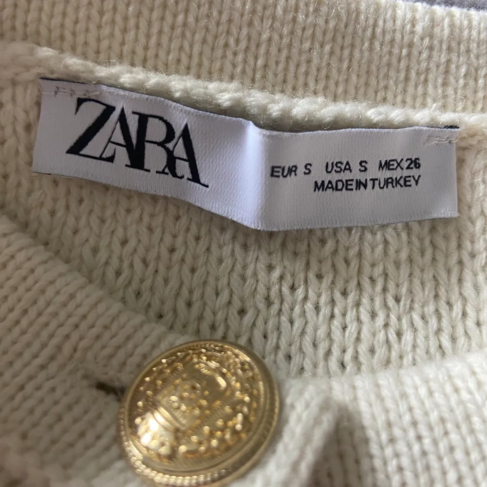 Säljer denna sjukt fina stickade koftan ifrån Zara! Den är i nyskick då den bara använts 2-4 gånger🥰   Krämvit med guldiga knappar har kostat 400kr. Tröjor & Koftor.