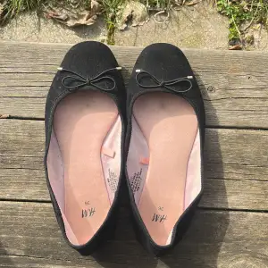 Svarta ballerina skor från H&M. Tecken på användning men inte sönder någonstans. 