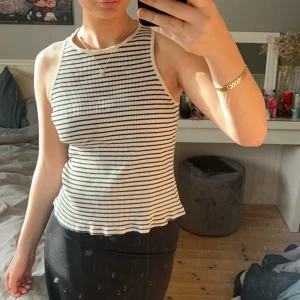 Linne - Säljer detta fina sommriga linne från mango då det inte kommit till användning. Använd fåtal gånger.