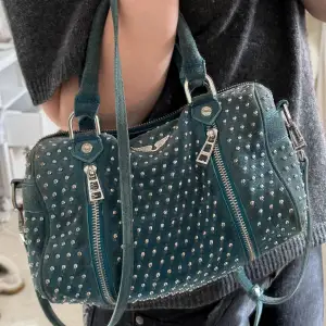 Säljer nu min otroligt fina Zadig Voltaire sunny bag i storlek XS!❤️ Sparsamt använd och i bra skick, men tecken på användning finns💗 Passar alla outfits och är perfekt nu till våren😍 Skriv för fler bilder / vid frågor! Klicka gärna köp nu!🪷🧚‍♀️✨