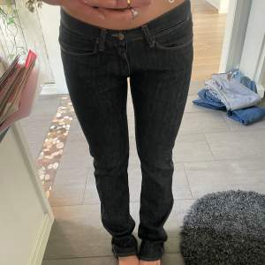 Snygga Acne jeans som är för små för mig, och som är väldigt långa!! Passar mig dock i midjan som brukar vara w27 men som i dessa jeans är w31