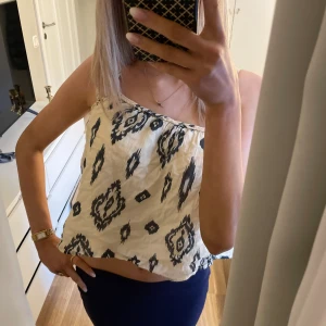 Tröja  - Jätte söt somrig tröja!!👌👌💖💖🔥🔥säljs inte längre. Skriv till mej innan ni köper!!!köp direkt för 300