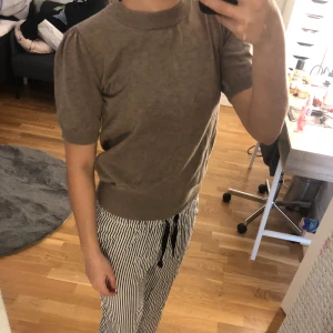 Armlös tröja  - Jätte fin, i jätte bra skick! Köptes för 299kr:) skriv för frågor❤️ tryck inte på köp nu 