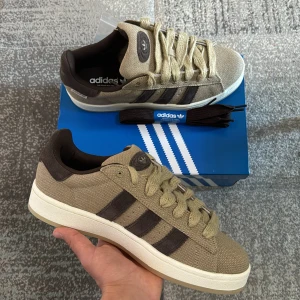Adidas Campus 00s - Hej, säljer ett par populära Adidas Campus 00 i storlek 42, skorna är splittnya utan några defekter. (Allt på bilderna medföljs) Hör gärna av dig vid intresse eller funderingar!🙌
