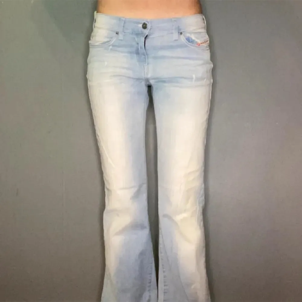Mått: Midja: 38 cm tvärs över, Innerbenslängd: 81 cm mätt från grenen!  skitsnygga vintage jeans i jättefint skick. (lånade bilder från tjejen ja köpte av)Kommer inte sänka pris😇. Jeans & Byxor.