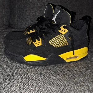 Skor - Äkta jordan 4 som har blivit lite för små pris kan diskuteras vid snabb affär 