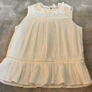 Zara tröja - En jättegullig tröja som är perfekt inför sommaren❤️❤️ skriv för frågor och prisförslag 