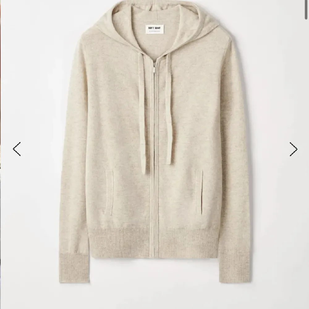 Säljer min så fina soft goat zip hoodie som jag nästan aldrig använt, så super fint skick, xs men passar S! Går att lägga prisförslag på 1900 kr och köp direkt för det, utöver det diskuteras ej priset mer💕Färg/ sand Nypris: 2500 kr. Stickat.