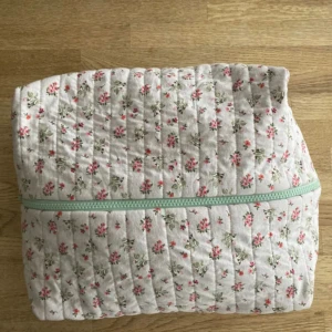Quilted make-up bag  - Quilted make-up bag, very trendy on tiktok :)  Handmade by me💜. It is size XXL so it fits everything. 
