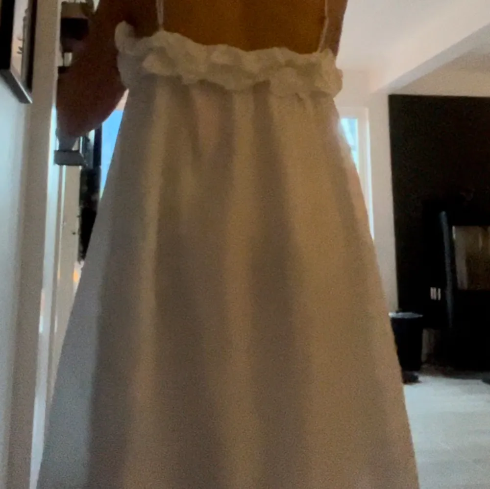 Hej fina!  Säljer denna jättegulliga vita korta klänningen som passar perfekt till  student eller skolavslutning, fint skick och har justerbara axelband 💞Storlek XS, men passar S och ev M också beroende på hur man önskar att den sitter (jag är en S)💗. Klänningar.