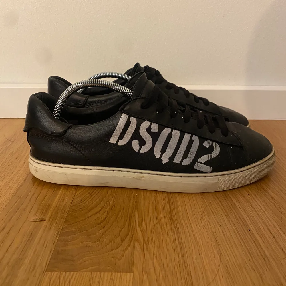 Säljer nu dessa stilrena dsquared2 sneakers | Storlek 41 | Bra skick | Hör av er vid frågor. Skor.