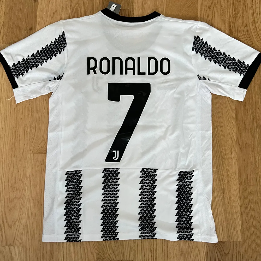 Detta är en fotbollströja från Juventus. Den är helt ny och med namnet Ronaldo med nummer 7. Han fick denna av min vän och han säljer den eftersom att den är för stor för honom. Pris och frågor kan.. T-shirts.