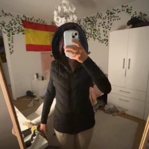 Zara väst svart  - Svart zara väst i M men funkar lika bra om du har S. Mycket bra skick! Knappt haft på mig den. 