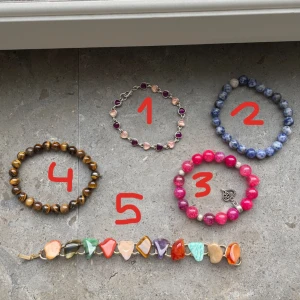 Kristall smycken  - Jättefina kristallhalsbands ”hängare” som man hänger på en kedja och olika kristall armband. Skriv privat om du är intresserad på något/flera av smyckena. Priset kan diskuteras och skrivs i chatten  om du skriver till mig❣️obs priset är inte 1111kr