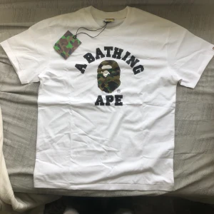 BAPE tshirt vit/grön - helt ny med prislapp köpt i new york flr frygt en månad sen använd en gång