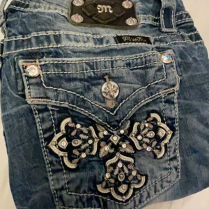 Missme jeans - Lägg gärna prisförslag! Kontakta innan köp! Gå in på kontot för fler missme jeans:) Säljer dessa super snygga missme jeansen med snygga fickor💕 Midja: 36cm Utsöm: 106cm Innerben: 77cm