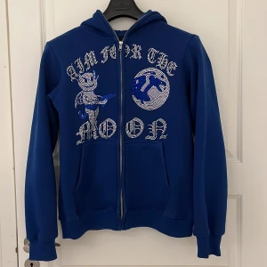 Aim For The Moon Rhinestone Zip Up  - En riktigt fin rhinestone hoodie från Aim For The Moon!   Storlek: M, men passar S  Skick: 7/10  Alla rhinestones sitter bra förutom en som är lite lös.  För bättre bilder på skicket tveka inte att skicka  iväg ett meddelande!