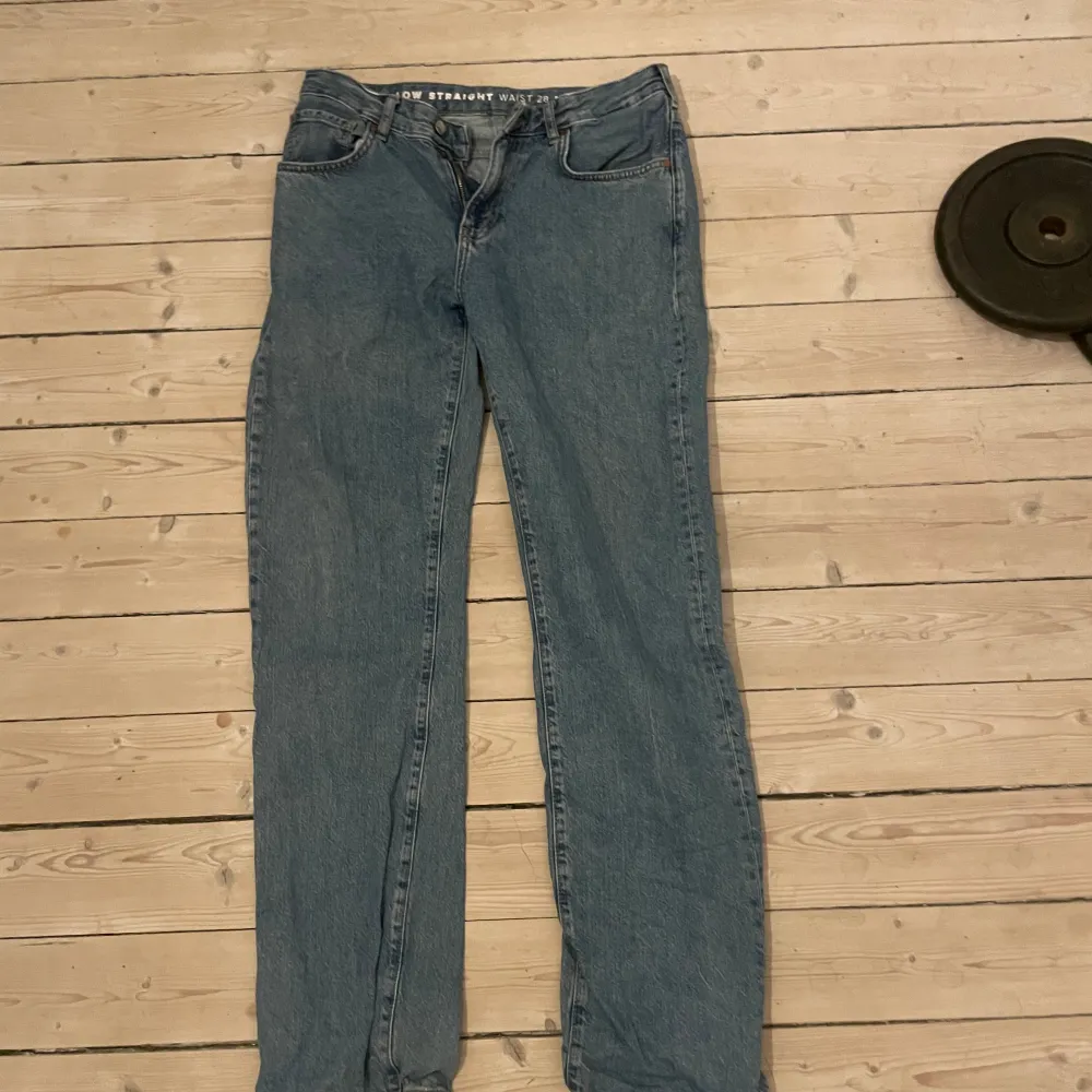 Low waist straight jeans, ganska använda men inga hål osv.. Jeans & Byxor.
